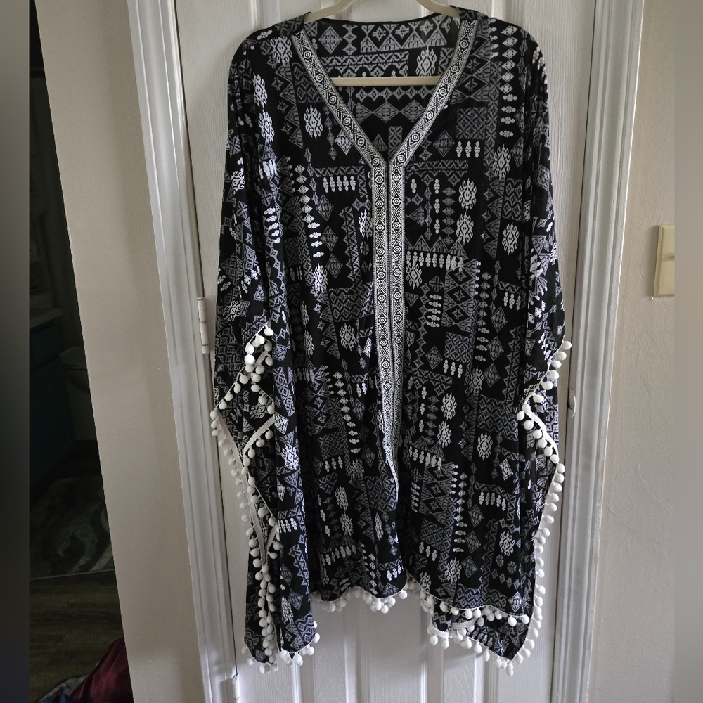 Black and White Geometric Patterned Kimono